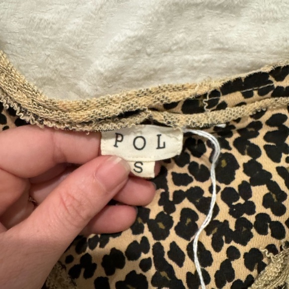 POL Reverse It Up Top leopard edge detail oversized raw hem - Picture 4 of 7